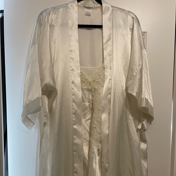 Elegant  Nightgown & Robe - Picture 2 of 6